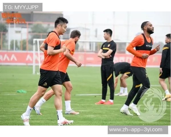 国脚谢文能现身西班牙人训练基地韩德宝等小将积极参与训练提升技艺